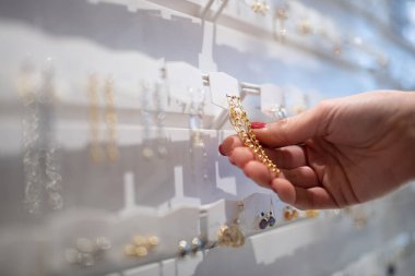 Mağazada kadın eli aksesuar seçiyor.