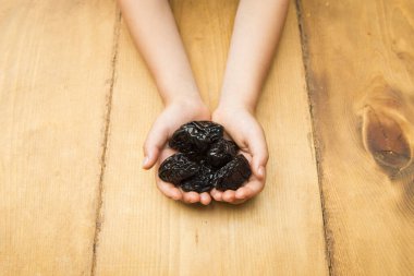 Kuru erikli çocuk elleri