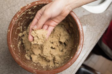 Kadın eli pirinç turşusu yapıyor.