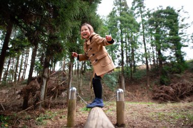 Parktaki çocuk parkında küçük güzel Asyalı kız