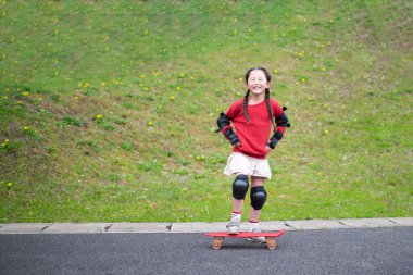 Parkta kaykayla oynayan kız 