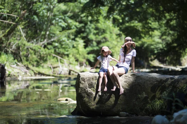 Anne ve kızı ormanda oynarken