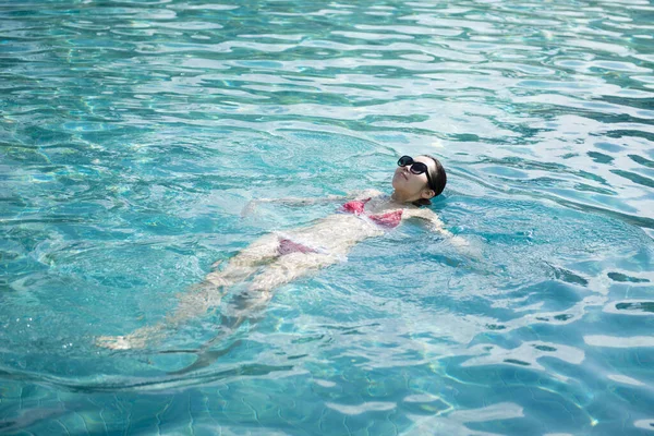 Japon kadın havuzda oynuyor.