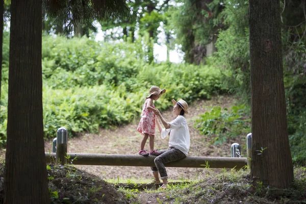 Anne ve kızı ormanda oynarken
