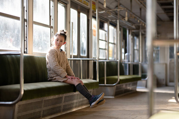 Девушка на поезде в Японии