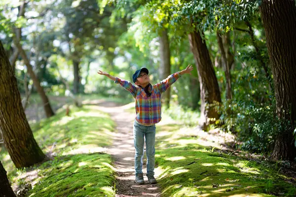 Güneşli ormanda küçük bir kız