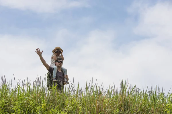 Baba ve kızı çayırda oynuyorlar.