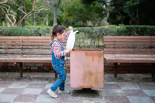 Çöp Kutusu Çöp Atmak Için Kız — Stok fotoğraf