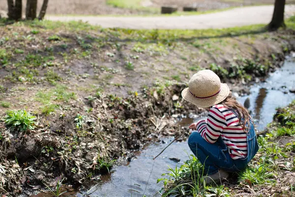 Bahar bahçesindeki kız.