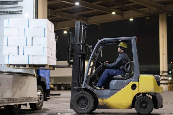 Japon adam forklift kullanıyor.