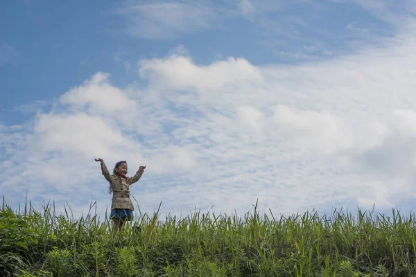 Küçük tatlı Asyalı kız doğanın tadını çıkarıyor. 