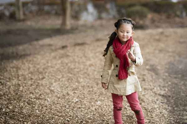 Parkta yürüyen küçük tatlı Asyalı kız.