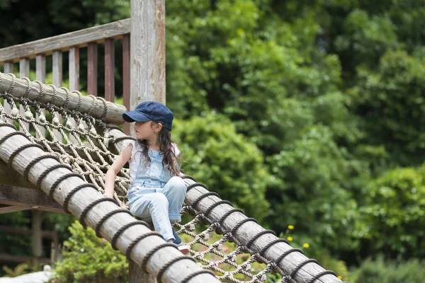 Çocuk parkında küçük sevimli Asyalı kız 