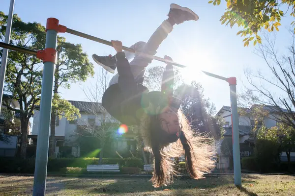Halk parkında küçük sevimli Asyalı kız.