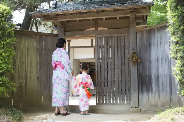 Anne ve kızı Yukata giyiyor.