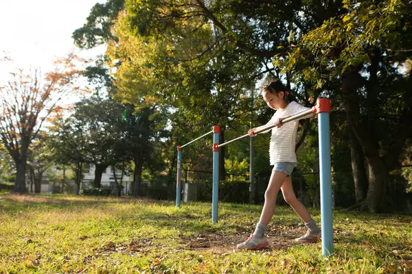 Parkta küçük tatlı Asyalı kız eğitimi.