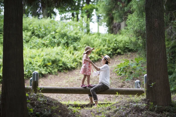 Anne ve kızı ormanda oynarken