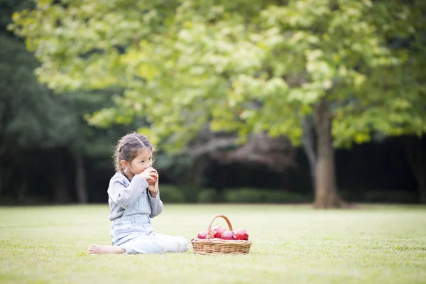 Küçük Kız Elma Yiyor — Stok fotoğraf