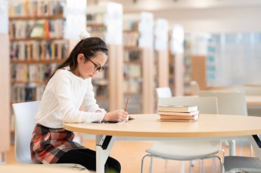 Öğrenci kız kütüphanede okuma