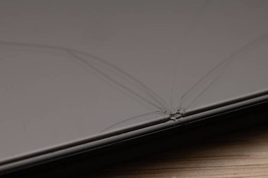 Akıllı telefonun koruyucu camı kırılmış.