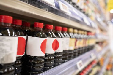 Bir sürü soya sosu sergileniyor.