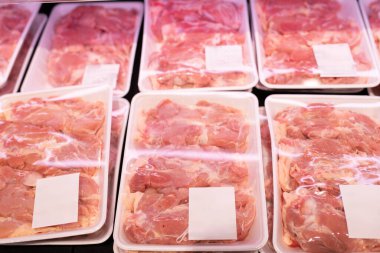 Bir sürü tavuk sergileniyor.