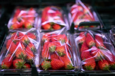 Plastik kutularda çilek