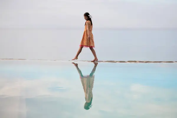 Genç kız deniz kenarında onu tatil keyfi
