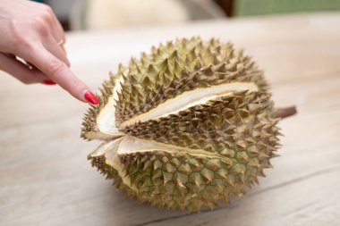 durian meyvesi ahşap arka planda