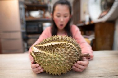 Durian ve çocuğu burnunu kapatıyor.