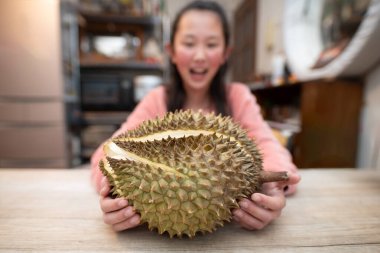 Durian ve çocuğu burnunu kapatıyor.