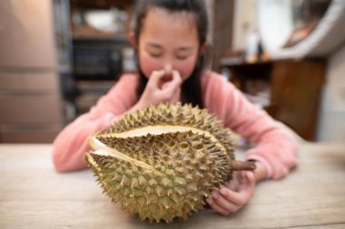 Durian ve çocuğu burnunu kapatıyor.