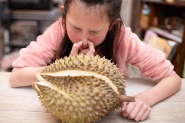 Durian ve çocuğu burnunu kapatıyor.