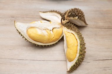 Masaya oturtulmuş çatlak derili Durian.