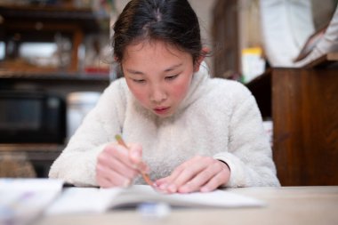 Evde sıkı çalışan bir çocuk, kapat.