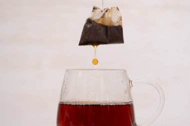 Çay poşetinden düşen çay damlaları