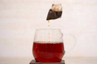 Çay poşetinden düşen çay damlaları