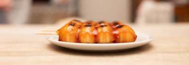 Japon mitarashi dango tabakta, yaklaş.