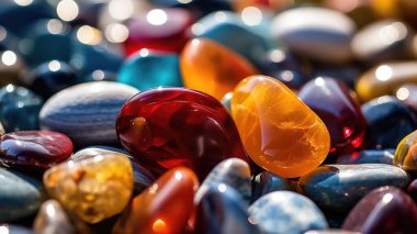 Sanatsal bir şablona göre dizilmiş farklı renkli taşlardan oluşan bir koleksiyon.