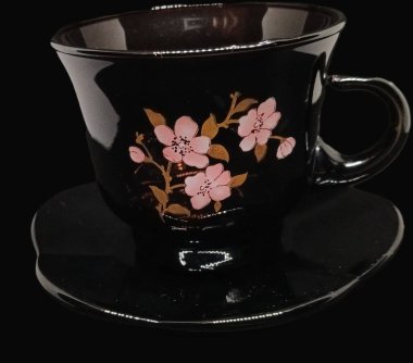 Siyah arka planda siyah kahve kapağı ve tabağı