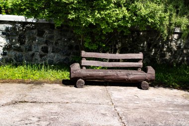 Parktaki eski ahşap bank.