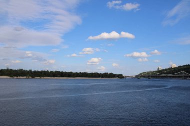 Gökyüzünün arka planında nehir ve yazın bulutlar.