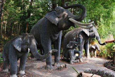 Tempio buddhista thailandese 'deki Sculture elefanti