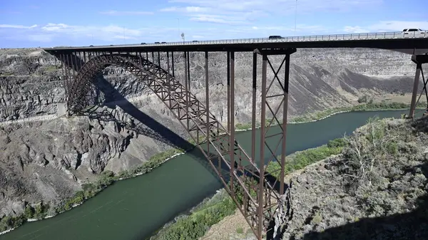 Dağlardaki bir nehirde köprü. Dağ nehri. Dağlardaki nehir. Yüksek Köprü. Köprü geçitin üzerinde. Demir Köprü. Köprü manzarası. Yol köprüsü. Dağlardaki köprü. Güzel köprü. Dağlardaki bir köprünün manzarası. Köprü.