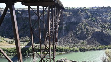 Dağlardaki bir nehirde köprü. Dağ nehri. Dağlardaki nehir. Yüksek Köprü. Köprü geçitin üzerinde. Demir Köprü. Köprü manzarası. Yol köprüsü. Dağlardaki köprü. Güzel köprü. Dağlardaki bir köprünün manzarası. Köprü.