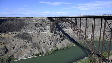 Dağlardaki bir nehirde köprü. Dağ nehri. Dağlardaki nehir. Yüksek Köprü. Köprü geçitin üzerinde. Demir Köprü. Köprü manzarası. Yol köprüsü. Dağlardaki köprü. Güzel köprü. Dağlardaki bir köprünün manzarası. Köprü.