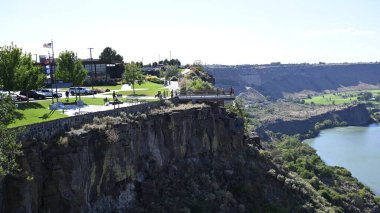 Dağlardaki nehrin güzel manzarası.