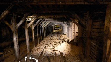 Beyaz arka planda eski paslı ahşap tekerlekler. Altın madeni müzesi