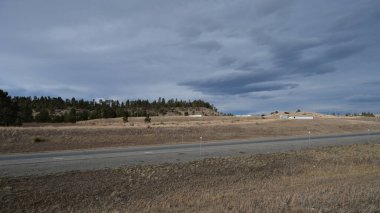 Dağlardaki bir yol manzarası