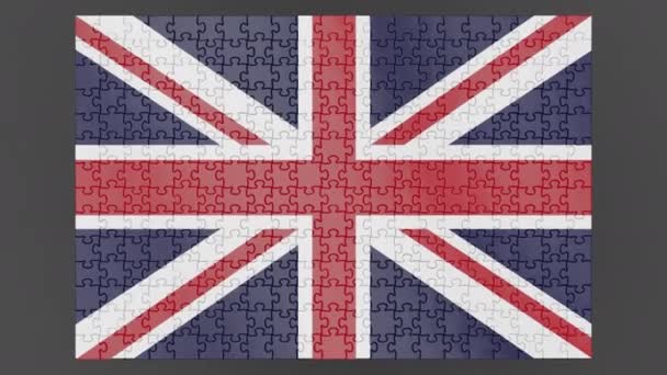 アルファチャンネルと影を持つパズルから組み立てられた 表面に落ちるイングランドの旗のアニメーション 風はフレームから散らばったイギリスの作品を吹き飛ばします — ストック動画
